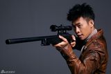 组图：张译型男写真持枪展硬汉气质