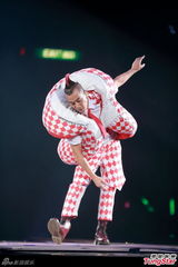 组图：古惑仔五子开唱显本色 伊健小春示爱太太