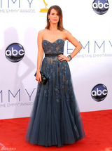 组图：《迎接变革》女配角莎拉-保罗森蕾丝裙