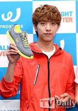 组图：CNBLUE出席粉丝会 运动装上阵帅气不减