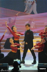 组图：香港歌星庆国庆 谭咏麟梁咏琪领唱文艺晚会