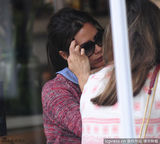 组图：贝嫂携友人喝下午茶 衣着时尚优雅迷人