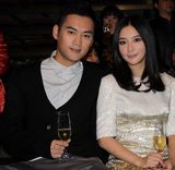 组图：熊乃瑾亮相时装秀 金属质感礼服妩媚动人