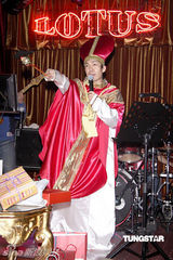 幻灯组图：沈玉琳平安夜庆生 告别单身向女友求婚