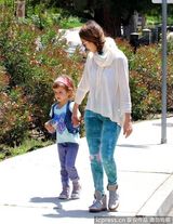 组图：杰西卡-阿尔芭全家野餐 女儿勾脖倒地表情囧