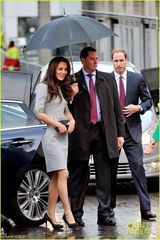 组图：威廉夫妇亮相首映礼 王子为凯特撑伞秀甜蜜