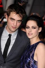 组图：《破晓》首映三人组亮相 斯图尔特秀长腿