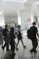 组图：萧亚轩黑超遮面亮相 与粉丝机场合影