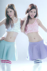 组图：BY2秀运动短裙 展露马甲线玩诱惑