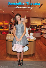 组图：米兰达-可儿穿斑点裙甜美现身东京