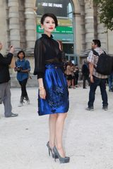 组图：高圆圆亮相巴黎时装周 烟熏红唇混搭花轮头