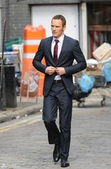 组图：电影《顾问》片场 法斯宾德西装耍帅