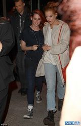 组图：暮光女与女性友人参加派对 浓妆难掩憔悴