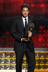 组图：史蒂芬-莱维坦凭《摩登家庭》荣膺喜剧类最佳导演奖