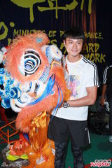 组图：黄浩然有意携子学舞狮