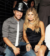 组图：黑眼豆豆主唱菲姬诞子 盘点夫妻恩爱照