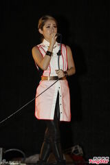 组图：萧亚轩音乐节暴雨开唱 红唇白裙迟登台