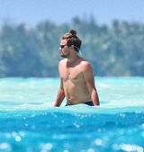 组图：莱昂纳多与性感女友戏水 High到脱泳衣