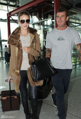 组图：罗茜-汉丁顿-惠特莉街拍皮草背心保暖