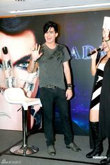 组图：美偶歌手兰伯特香港将开唱 入乡随俗穿唐装