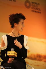 组图：车晓亮相商业活动 大露美背展亲和力