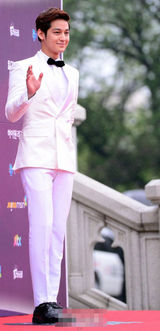 组图：金汎(金范)白色西装潇洒挺拔俊朗迷人