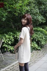 组图：李菲儿街拍白色连身裙搭配裸色牛津鞋