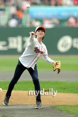 组图：韩女星具惠善为棒球赛开球 短发甜美自信