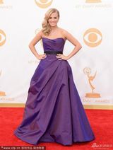 组图：乡村小天后凯莉-安德伍德亮相艾美红毯