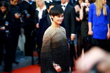组图：李宇春戛纳再走红毯 8公斤礼服展中性风