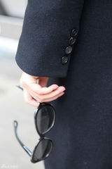 高清图：孙梅竞街拍LOOK 黑色大衣搭配白色衬衣