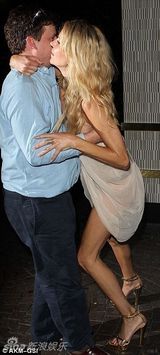 老牌女星布兰迪醉酒袒胸 神志不清街头索吻(图)