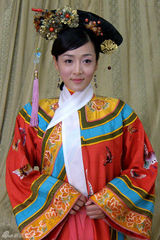 幻灯图：何彦霓《宫》中造型曝光 华丽贵气