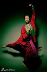 组图：央吉玛搞怪生活照曝光 点朱砂另类妆容