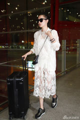 组图：宋佳赴米兰时装周 透视蕾丝装俏丽时尚