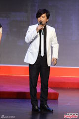 组图：90后嫩模歪歪热舞激情扭动 大秀事业线