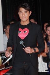 组图：郭富城助阵单车发布会 变身机车男耍酷