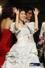 组图：孙浩英《歌剧明星》获胜 严智苑主持礼服抢眼