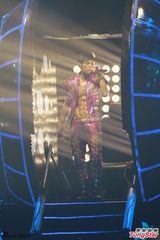 组图：周杰伦开个唱大秀人鱼线 张智霖同台助阵