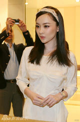 组图：霍思燕出席剪彩活动 剔透灵秀气质出众