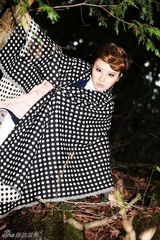 组图：尚雯婕原始森林拍摄写真 波点裤袜大胆出位