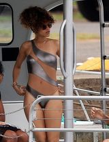 组图：蕾哈娜泳装现身游艇秀火辣身材