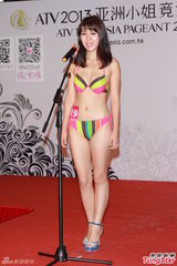 组图：亚姐泳装火辣秀胸 怪咖多女版王祖蓝现身