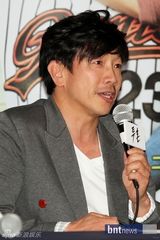 组图：韩片《斗魂》试映 金善雅透视装亮相大笑