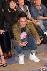 组图：钟嘉欣陈展鹏等主演齐聚 萧正楠否认绯闻