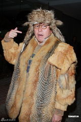 组图：钟镇涛生日携女亮相派对 谭咏麟叶童现身