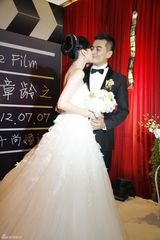 组图：陈龙章龄之完婚 现场亲吻群星道贺