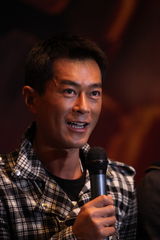 组图：众主创现身《逃出生天》活动现场