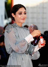 组图：评委伊朗女星法拉哈尼红毯吹泡泡