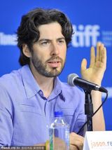 组图：温斯莱特《劳工节》首映被乔什亲吻脸颊